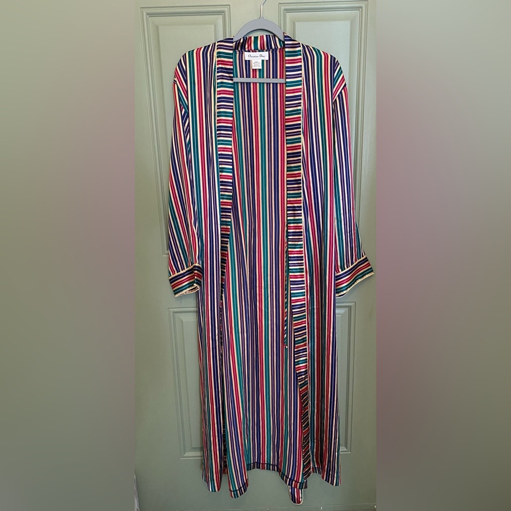 DIOR Robe
excellent condition!
smoke/pet free
sz small
make an offer!